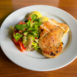 Grillezett csirkemell burgonyapürével és friss nyári salátával