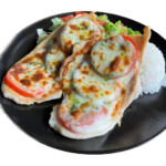 Grillezett csirkemell paradicsommal, pesztóval és mozzarellávalcsőben sütve jázmin rizzsel és friss nyári salátával